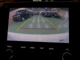 バックカメラの画像です。ガイドラインがスムースな車庫入れをサポートいたします。車庫入れの安心感がアップしますね。