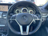 ●マルチファンクションステアリング:ハンドルの左右のボタンでオーディオの選択や音量の調節が可能です。ハンドルから手を放さず操作できるので安心ですね♪