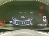 速度や走行距離、燃料残量などの情報が画面にまとまり、運転に必要な内容を確認しやすい表示です。表示を見て車両の状況を把握しやすく、毎日の運転を支えてくれます。