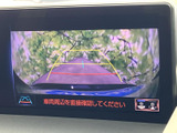 後方の映像に目安線が表示され、駐車時に周囲との距離を確認するのに役立ちます。画面の案内を目安にしながら、車両の周辺を直接確認して落ち着いて駐車できます。