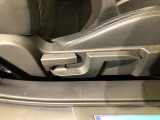 運転席シート座面は上下アジャスター付きです。お好みの位置に調整可能です。