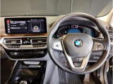 【ハンドル】ドライバーとBMW車の一体感がダイレクトに伝わるステアリングホイール。形状・太さへの拘りに加えて、操作性を高める為にスイッチ類も配置。クイックかつ安定のドライビングを体感下さい!