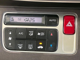 【オートエアコン】一度お好みの温度に設定すれば、車内の温度を検知し風量や温度を自動で調整。暑い&hellip;寒い&hellip;と何度もスイッチ操作をする必要はありません。快適な車内空間には必須の機能ですね♪
