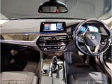 BMWの運転席はドライバーオリエンテッドという構造を採用。ドライバー目線の操作がしやすい設計になっており、ドライブ中にも目線の移動が少なく運転中にも簡単に操作ができます。