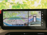 車両後方の映像に加え、上から見下ろした周囲の表示も確認できる画面です。駐車時に車両周辺を把握しやすく、狭い場所での切り返しや後退の際に目視と合わせて活用できます。