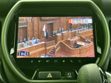 停車中にテレビ番組を楽しめる画面を備え、休憩時間の過ごし方にも幅が広がります。表示も見やすく、日常の使い勝手に配慮された装備です。