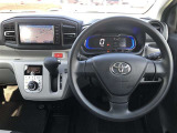 シンプルながら機能性あふれる運転席廻りです。視界性もよく、運転しやすいですよ。