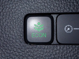 エンジン、エアコンなどを制御し低燃費な『ECONモード』に、また走りを楽しみたいとき、空調など快適性を重視したいときにはスイッチOFFで通常モードに切り替えができます!