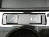 運転席と助手席には寒い時にうれしいシートヒーターが装備されてます。
