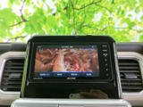 テレビ放送を受信できる画面を備えており、停車中に映像を視聴して過ごせます。画面上から選局などの操作ができ、休憩時間にも活用しやすい装備です。