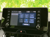 AM・FMやUSB、Bluetoothなど、複数のオーディオソースを画面上で選べます。表示が見やすく、聴きたい音源を確認しながら選択できるので、日常の移動にも便利です。