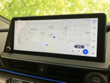 道路や周辺施設が画面いっぱいに表示され、現在地を見ながら目的地を確認しやすい地図画面です。検索や目的地設定の入口も見つけやすく、日常のお出かけをサポートします。