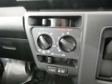 マニュアルエアコン装着です。夏は、快適に、冬でも車内の曇りを取ってくれるので安全です。