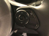 【ステアリングスイッチ】右です。ハンドルから手を離さず、運転に集中したまま手元でマルチインフォメーションディスプレイ内の表示切替などができます。
