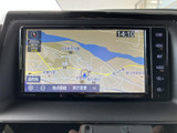 地図上で現在地や周辺の道路を確認でき、目的地までのルート確認に役立ちます。画面脇のボタンから地図表示などを選べるため、行き先を調べる際にも便利です。