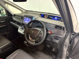 フロントガラスも広く、開放的な運転席周りとなっております♪