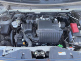 【エンジンルーム】エンジンルーム内はクリーニング済み。気になるオイル汚れや泥汚れも少なく、コンディションは良好です。機関系の状態確認がしやすい、清潔感のある一台です。