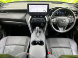 運転席まわりは各部が見渡しやすく、前方の視界も広々と感じられます。シートには身体を支える形状が採用され、落ち着いた色合いと整った室内空間で快適にお過ごしいただけます。