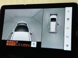 パノラミックビューモニターを装備。駐車場や交差点でクルマを真上から見るように周囲を確認できます。機能の詳細は販売店スタッフまでおたずねください。