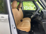 明るい色合いのシートが車内にやわらかな印象を添え、運転席と助手席の座面もゆったりとした形状です。窓からの視界も広く、前席で過ごす時間を快適に支えます。