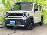 丸型のランプと力強いバンパーが目を引く、親しみやすさと頼もしさを感じるフロントデザイン。明るいボディカラーが周囲に映え、街中でも印象に残る佇まいです。