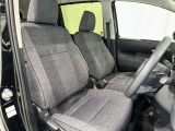 シックな色使いの運転席周りですね。すっきりとしたデザインで上品な色使いです。居心地の良い運転席、長く座ってられるリラックスできるデザインがいいですね。