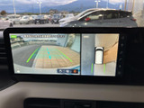 後方の映像に加え、車両周辺を上から見た表示も確認できます。駐車時の位置や周囲との間隔を把握しやすく、切り返しや幅寄せをする際の心強いサポートになります。