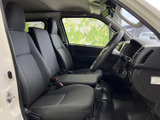 前席は視界が広く、運転席から前方や左右を確認しやすい室内です。グレーのシートと落ち着いた色合いの内装でまとまり、乗り降りの際にも座席まわりを使いやすく感じられます。