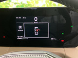 速度やシフト位置などの情報を画面にまとめて表示し、運転中に必要な内容を確認しやすい構成です。表示が整理されているため、発進前や停車時の確認にも役立ち、日々の運転をサポートします。