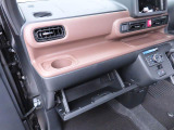 カップホルダーは運転席や助手席からちょうど手の届く位置です!!