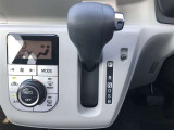 操作しやすいATシフトです。シフトチェンジを気にしなくてよいので運転だけに集中できますね。自然と手に届くところにある、手になじむ形状のシフトノブがいいですね。