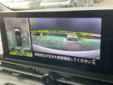 上から見下ろしているような視点で周囲が確認できるアラウンドビューモニターです。上から見下らしているような映像によって縦列駐車もラクラク、駐車が苦手な人の強い味方です!