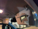 運転席のサンバイザーです。開けるとバニティミラーがあり、身だしなみを確かめられます。