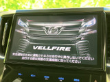 大きく見やすい画面に各種案内を表示し、必要な情報を確認しやすい構成です。周辺の操作ボタンも手が届きやすい位置にまとまり、目的地設定やオーディオ選択などをスムーズに行えます。
