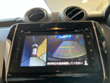 後方の映像に加えて車両周辺を確認できる表示があり、駐車時の目安として役立ちます。画面のガイド表示を参考にしながら、周囲を目視で確認して操作できます。
