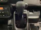 CVT車のセレクトレバーです。低速から高速まで、変速ショックのないスムーズな走りを実現するとともに、エンジン効率のよい領域を維持することで燃費にも貢献します。