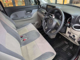運転席です。ハンドルの右側の奥に、ドリンクホルダーが付いています。