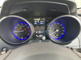 左右のメーターと中央の表示部がまとまり、必要な情報を運転席から確認しやすい構成です。各表示が見分けやすく、走行中も視線移動を抑えて確認できます。