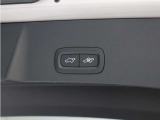 テールゲートには、スイッチ一つで開閉可能な電動開閉機能を装備。また、リアバンパーの下で足を動かすだけで開閉できる、ハンズフリー・オープニング/クロージング機構も搭載しています。