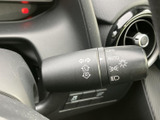 シンプルな操作で、安全な車線変更をサポート。視認性の高いデザインで、周囲の車両へのアピールも効果的です。