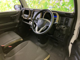 運転席から前方を見渡しやすいレイアウトで、窓からの光も感じられる明るい空間です。落ち着いた色合いのシートが身体を支え、乗り込んだ際にもくつろぎやすい雰囲気があります。