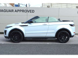 ルーフを開けてもEVOQUEのデザインの要はライジング・ウエスト・レールはフロントからリアへ向かって、上がりながらまっすぐ伸びるショルダーラインと、その下を平行に走るウエストラインが特徴となります。