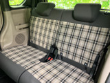 後席にはチェック柄のシートを採用し、車内に落ち着いた彩りを添えています。左右の座席にヘッドレストを備え、同乗者もゆったりと過ごしやすい雰囲気です。