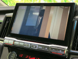 大画面でテレビ映像を楽しめる装備を備えています。目的地に到着した後の休憩時間など、停車中に映像を見て過ごしたい場面に便利です。画面も大きく、映像の内容を確認しやすい点が魅力です。