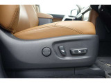 運転席にはパワーシートが付いております。パワーシートは指先1つで操作出来るためチカラの弱い女性の方でもシートに座ったまま操作出来ます♪