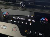 【オートエアコン】一度お好みの温度に設定すれば、車内の温度を検知し風量や温度を自動で調整。暑い&hellip;寒い&hellip;と何度もスイッチ操作をする必要はありません。快適な車内空間には必須の機能ですね♪