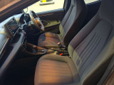 前の席を助手席側から写しました。運転席と助手席は、それぞれ独立したシートです。