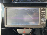 画面には後方確認用の映像とガイド線が表示され、駐車時の周囲確認をサポートします。表示内容を確かめながら、落ち着いて操作いただけます。