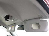 運転席と助手席にちょっとした身だしなみのチェックに便利なバニティミラー付サンバイザー♪