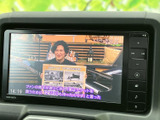 停車中にテレビ番組や映像を楽しめる画面を備え、休憩時間も車内で過ごすひとときを快適に演出します。表示内容を確認しやすい位置にあり、日常の使い勝手にも配慮されています。